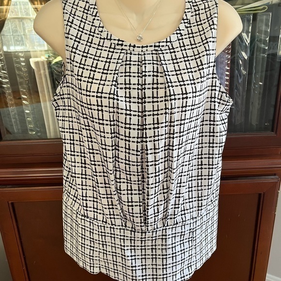 Banana Republic Tops - Banana Republic Black and White Sleeveless Top Size 2 Like New